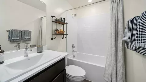 Bath - 3112 Blue Water Dr, Merced, CA 95341 photo 1 of 4