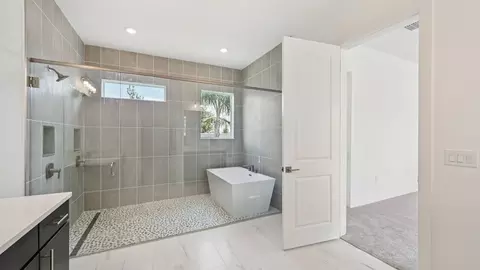 Bath - 8308 Golden Beach Ct, Parrish, FL 34219 photo 3 of 7