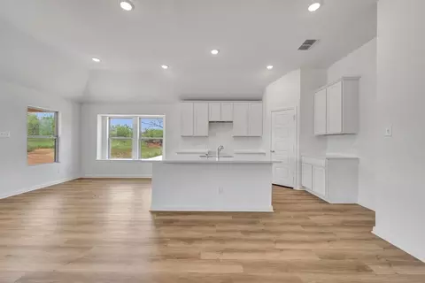 120 Greeley Dr, Floresville, TX 78114