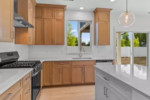 Kitchen - 7115 N Cairns Way, Eagle Mountain, UT 84005 photo 4 of 5