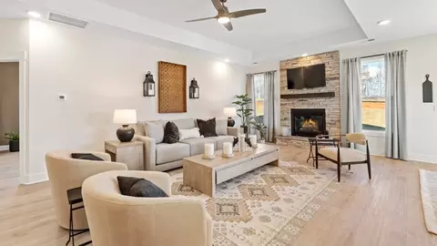 Living - 924 Titian St, Moore, SC 29369 photo 3 of 5