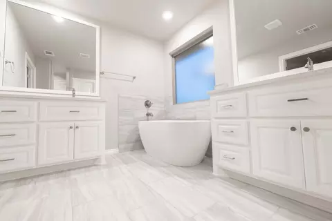 Bath - 2920 E Northampton St, Broken Arrow, OK 74014 photo 2 of 11