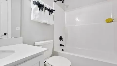 Bath - 504 Broad Creek Ct, Seneca, SC 29678 photo 2 of 5