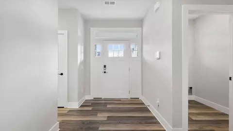 Entry Way - 504 Broad Creek Ct, Seneca, SC 29678 photo 2 of 4