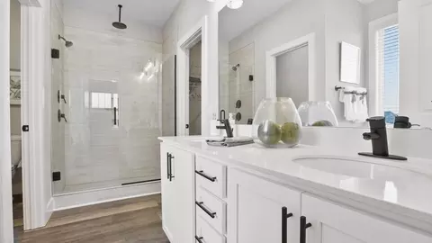 Bath - 504 Broad Creek Ct, Seneca, SC 29678 photo 3 of 5