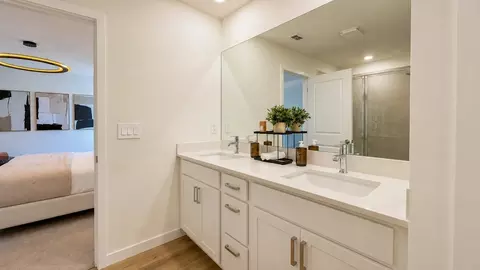 Bath - 655 Supernova Dr, Melbourne, FL 32901 photo 2 of 5
