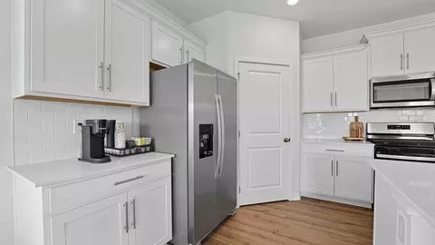 Kitchen - 702 Fallen Leaf Dr, Belton, MO 64012 photo 6 of 11