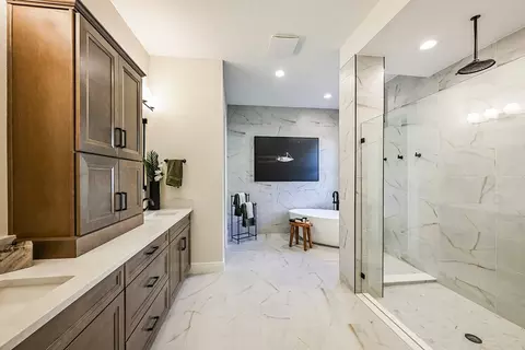 Bath - 10517 Meadowrun Dr, Lithia, FL 33547 photo 1 of 6