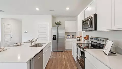 Kitchen - 5592 Taverna Loop, Winter Haven, FL 33884 photo 4 of 7