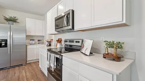 Kitchen - 5592 Taverna Loop, Winter Haven, FL 33884 photo 6 of 7