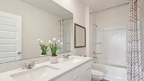 Bath - 5592 Taverna Loop, Winter Haven, FL 33884 photo 3 of 4