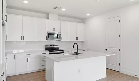 Kitchen - 14518 Banks Ct, Parrish, FL 34219 photo 4 of 5