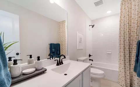 Bath - 7300 Poplar Dr, Argyle, TX 76226 photo 8 of 10