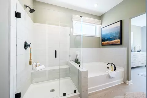 Bath - 3801 Circollo Dr, Covington, KY 41017 photo 3 of 5