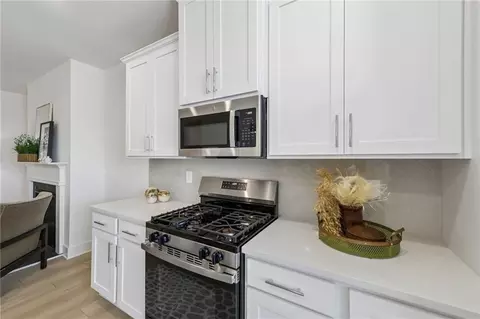 Kitchen - 263 Barracks Way, Hoschton, GA 30548 photo 6 of 10