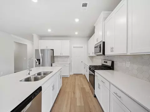 Kitchen - 512 Hadlow St, Greer, SC 29651 photo 5 of 7