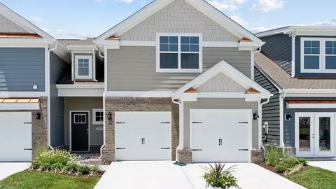 Exterior - 2202 Edwin Dr, Chesapeake, VA 23322 photo 6 of 11