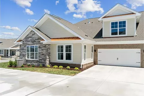 Exterior - 2202 Edwin Dr, Chesapeake, VA 23322 photo 9 of 11