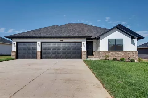 1917 Wellington Dr, Ozark, MO 65721
