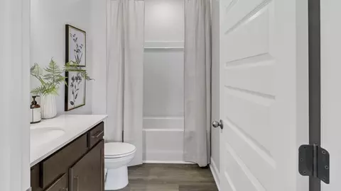 Bath - 17660 Ruby Dr, Athens, AL 35613 photo 8 of 10