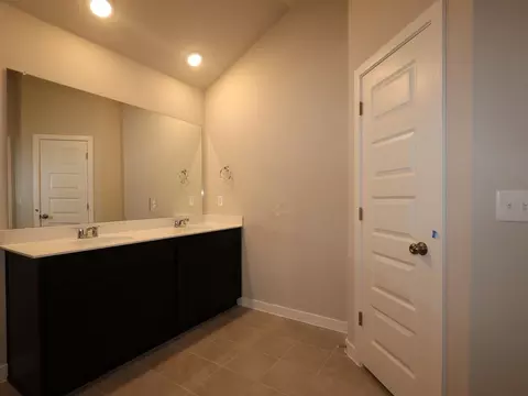 Bath - 12312 Setting Peak Ln, Buda, TX 78610 photo 1 of 3