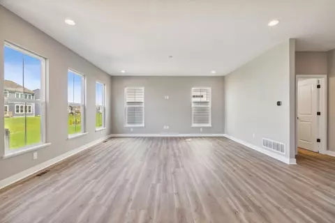Living - 1570 Pieper Ln, Delaware, OH 43015 photo 2 of 5