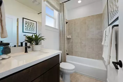 Bath - 7812 Skytree Dr, Austin, TX 78744 photo 3 of 7