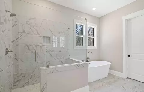 Bath - Jeremiah Ct, Hickory, NC 28601 photo 3 of 6