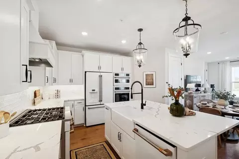 Kitchen - 14989 Deco Cir, Chantilly, VA 20151 photo 3 of 5