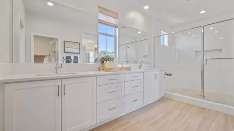 Bath - 673 Guy Turner Dr, Camarillo, CA 93010 photo 4 of 6