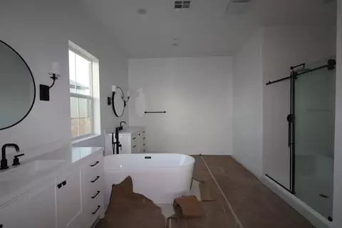 Bath - 7027 Doheny Ave, Hesperia, CA 92345 photo 1 of 5