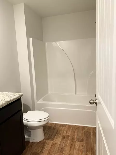 Bath - 152 Post Oak Dr, Jackson, GA 30233 photo 7 of 12
