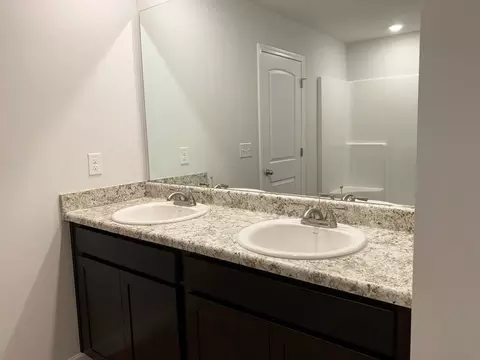Bath - 152 Post Oak Dr, Jackson, GA 30233 photo 8 of 12