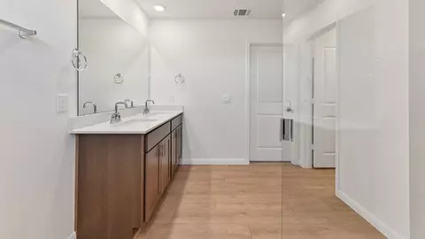 Bath - 13407 Eppright Trce, Manor, TX 78653 photo 4 of 4