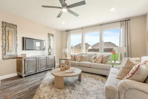 Living - 112 Sweetwater Dr, Commerce, TX 75428 photo 3 of 6
