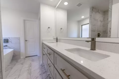 Bath - 3308 Mangrove Rd, Edmond, OK 73034 photo 14 of 22