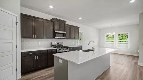 Kitchen - 550 Edenberg Bnd, Pearl, MS 39208 photo 2 of 8
