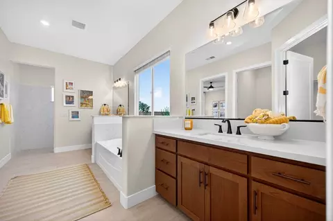 Bath - 3924 Currant St, Placer One, CA 95747 photo 4 of 23