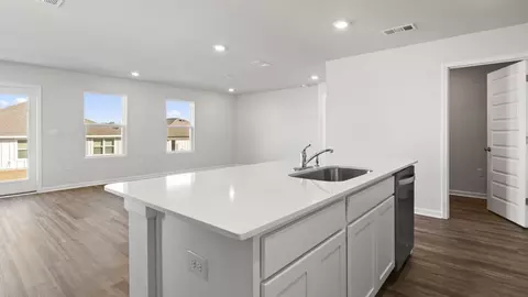 Kitchen - 5871 Tripletail Dr, Milton, FL 32583 photo 4 of 7