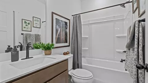 Bath - 1022 Devenger Rd, Greer, SC 29650 photo 4 of 9