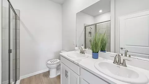 Bath - 18331 Tavernside Trl, Bradenton, FL 34211 photo 1 of 4