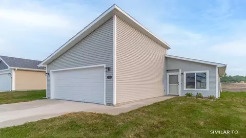 Exterior - 4375 E 44th St, Des Moines, IA 50317 photo 3 of 13