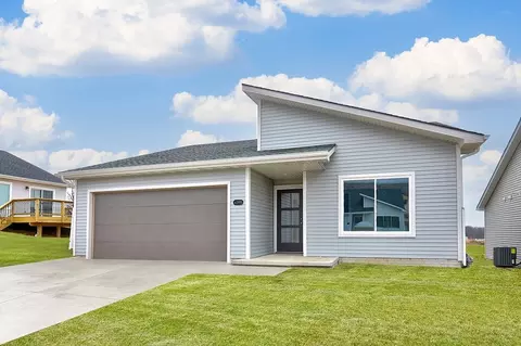 Exterior - 4375 E 44th St, Des Moines, IA 50317 photo 10 of 13