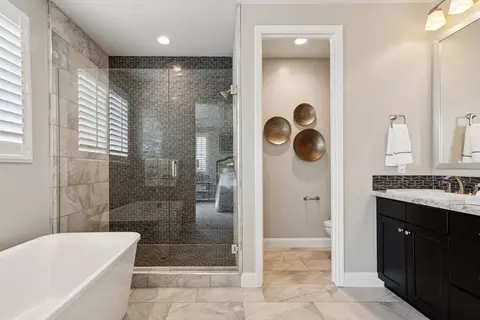 Bath - 2988 Bluffs Dr, Marina, CA 93933 photo 2 of 5