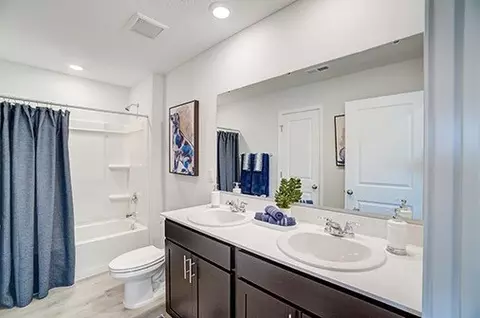 Bath - 1385 Marinelli Dr E, Columbus, OH 43228 photo 12 of 14