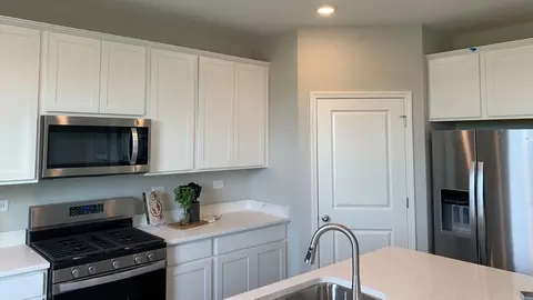 Kitchen - 6801 Applegate Dr, Plainfield, IL 60586 photo 6 of 13