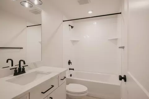 Bath - 2737 E Hayloft Ln, Heber, UT 84032 photo 5 of 5