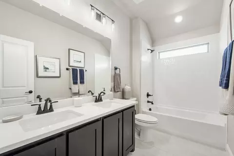 Bath - 112 Sweetwater Dr, Commerce, TX 75428 photo 4 of 5