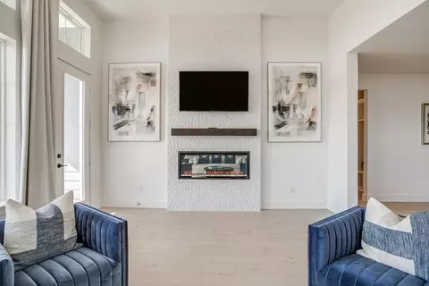 Living - 116 Ama Ln, Midlothian, TX 76065 photo 2 of 4