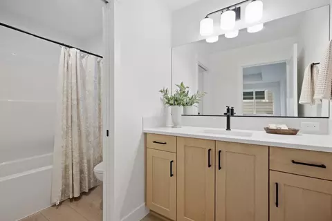 Bath - 60844 SEpic Pl, Bend, OR 97702 photo 2 of 2